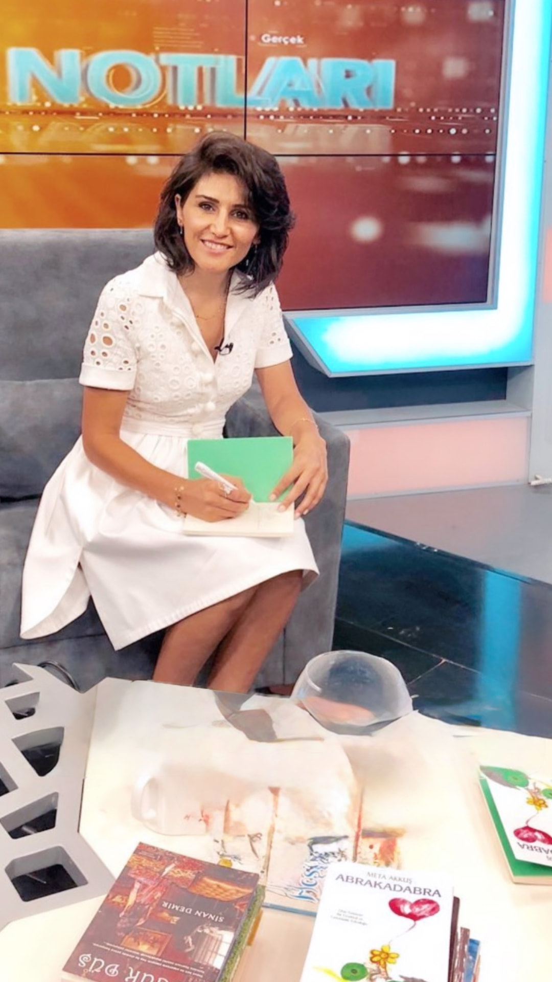 Meta, televizyon stüdyosunda konuşurken