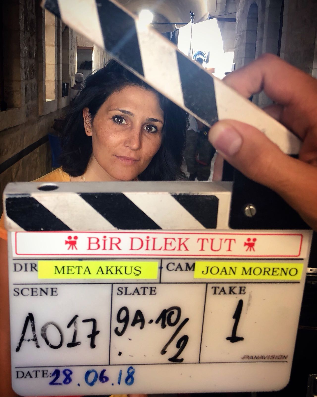 Meta, film setinde klaket önünde doğrudan kameraya bakarken